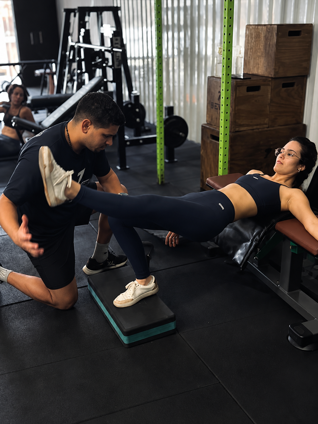 Personal trainer acompanhando aluna na Seven